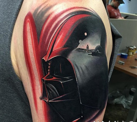大臂彩色的3D达斯维德头盔和红军刀纹身图案