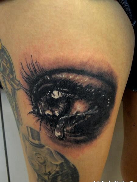 大腿3D风格的哭泣眼睛纹身图案