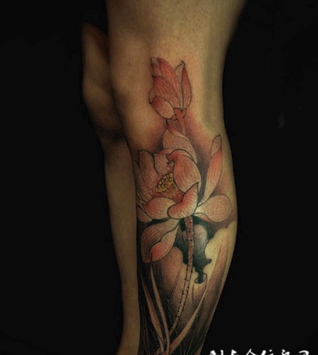 腿部圣洁高雅的莲花刺青