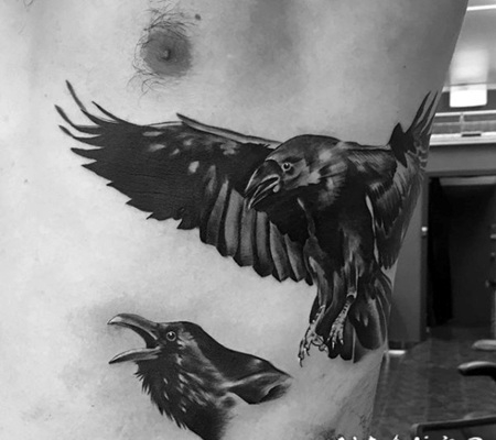 侧肋3D风格的飞翔乌鸦纹身图案