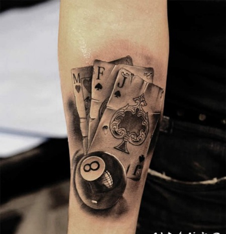 手臂3D逼真的扑克牌和撞球纹身图案