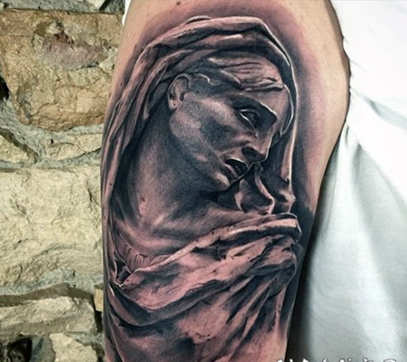 手臂石雕风格的3D女性纹身图案