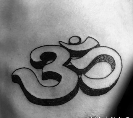 胸部惊人的3D印度教符号纹身图案