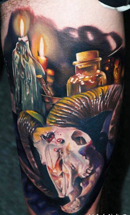 大腿3D彩色的山羊头骨蜡烛和瓶子纹身图案
