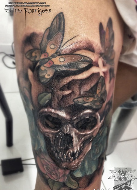 大腿非常精致的3D骷髅与蝴蝶纹身图案