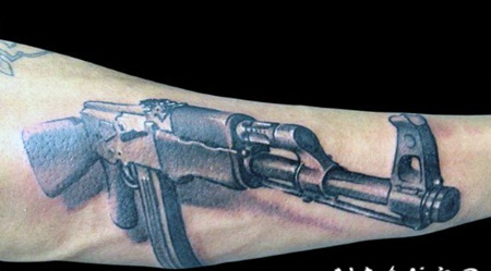 手臂彩色的逼真步枪纹身图案