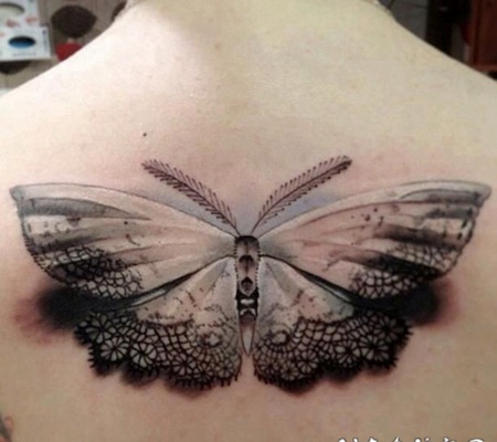 背部惊人的3D蝴蝶彩色纹身图案