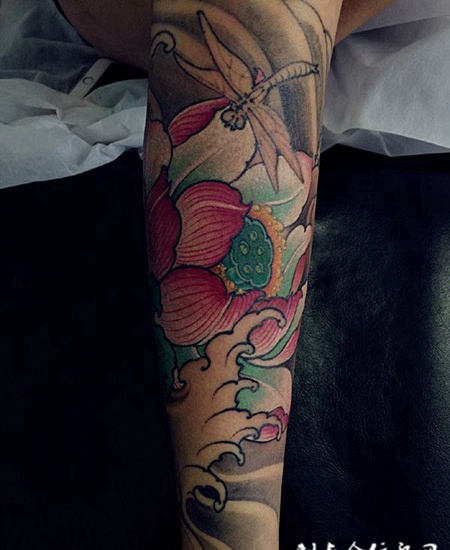 清风送香远，手臂莲花刺青