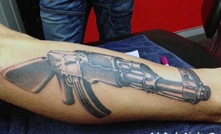 3D风格非常精致的AK步枪手臂纹身图案