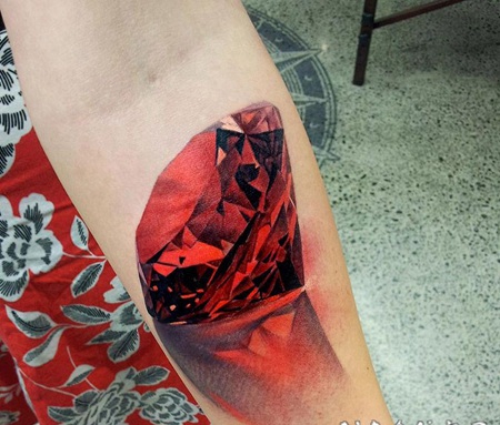 手臂3D风格的纯红钻石纹身图案