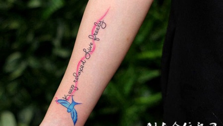 小清新风格，手臂英文和小鸟刺青