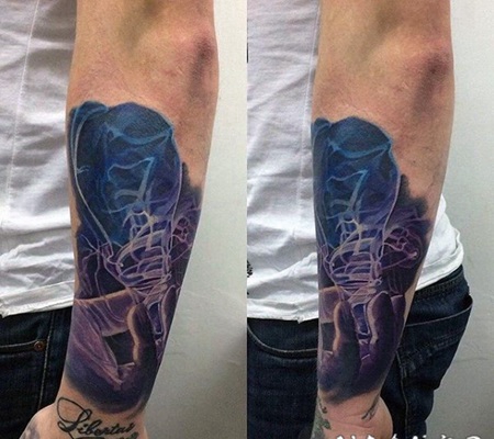 手臂3D神秘的手与烟雾纹身图案