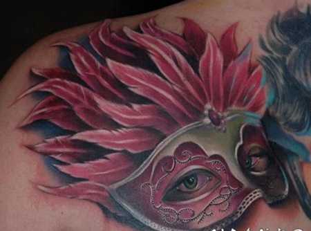 肩部3D彩色的女人眼睛面具和羽毛纹身图案