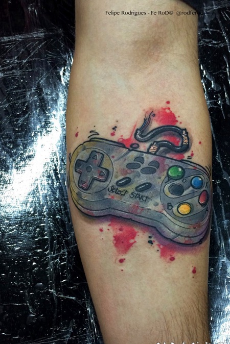 手臂3D风格的彩色游戏操纵杆纹身图案