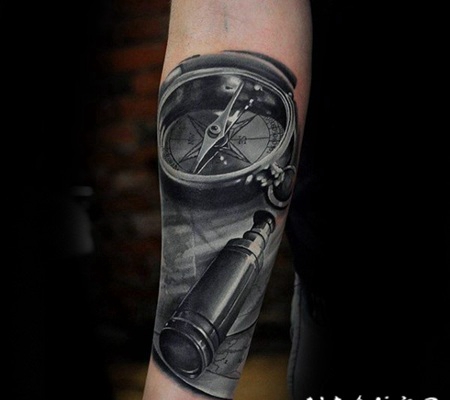 手臂非常漂亮的3D指南针和望远镜纹身图案