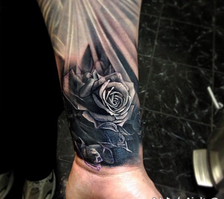 手腕3D风格的大玫瑰纹身图案