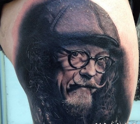 大腿3D风格的老人肖像纹身图案