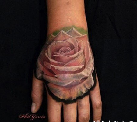 手臂逼真的3D粉色玫瑰花纹身图案