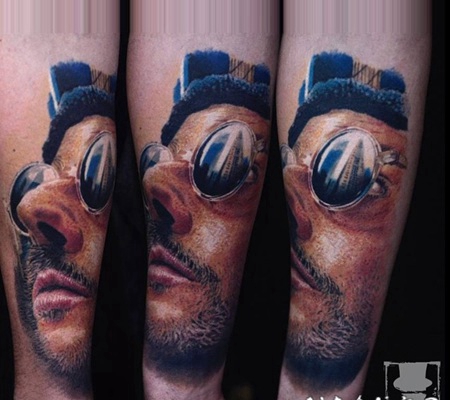 手臂3D彩色的逼真人像与太阳镜纹身图案