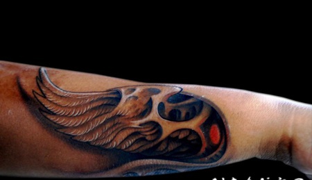 手臂3D风格的天使翅膀彩色纹身图案