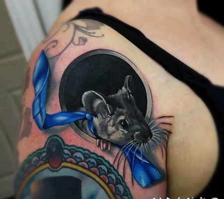 大臂3D风格的彩色老鼠和黑洞纹身图案