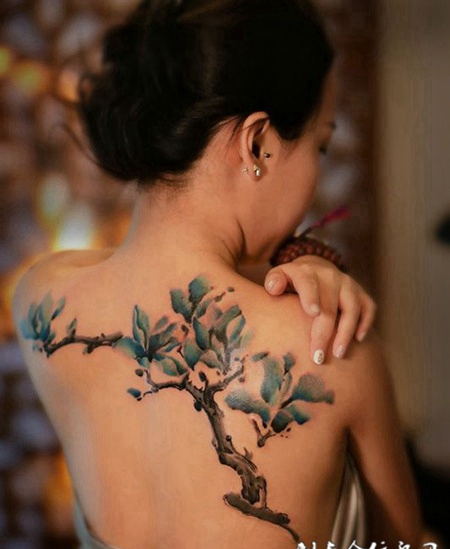 气质女人后背的花纹刺青