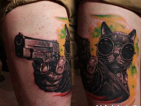 大腿很酷的3D猫与手枪纹身图案