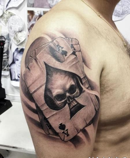 大臂3D风格的骷髅扑克牌纹身图案