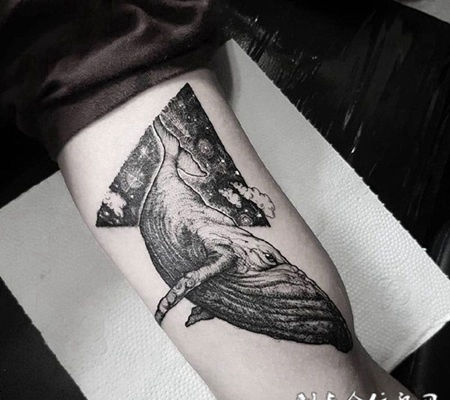 梦之彼岸，手臂鲸鱼星空纹身图案