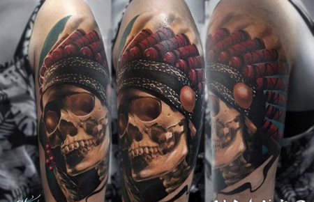 手臂3D风格彩色的印度骷髅与羽毛头盔纹身图案