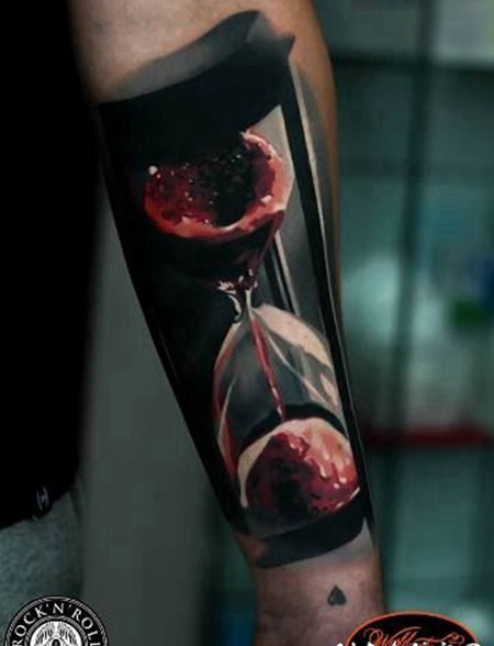 手臂3D风格的彩色血腥沙漏纹身图案