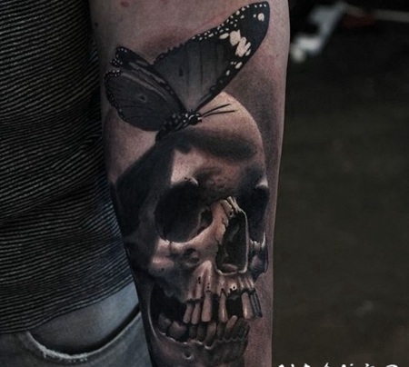 手臂3D风格的逼真骷髅与蝴蝶纹身图案