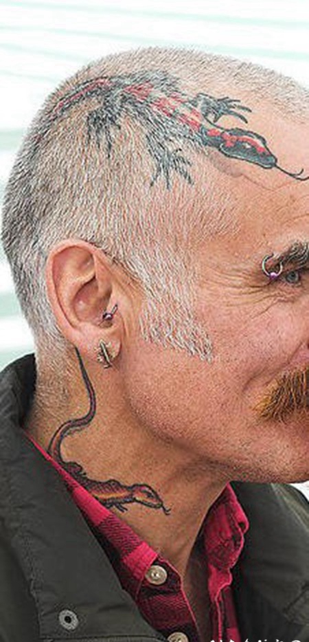 头部彩色的3D蜥蜴纹身图案