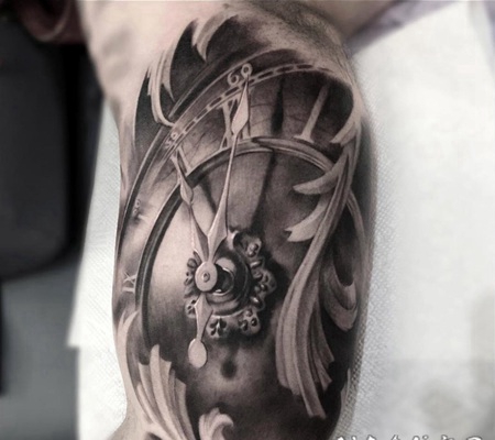 大臂3D风格的旧时钟纹身图案