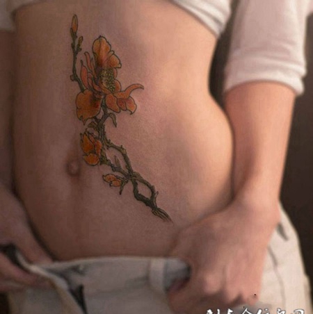 腰部简约的花纹刺青