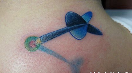 3D逼真的飞镖彩色纹身图案