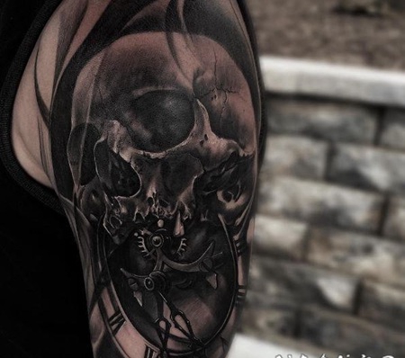 手臂3D风格的骷髅与时钟黑色纹身图案