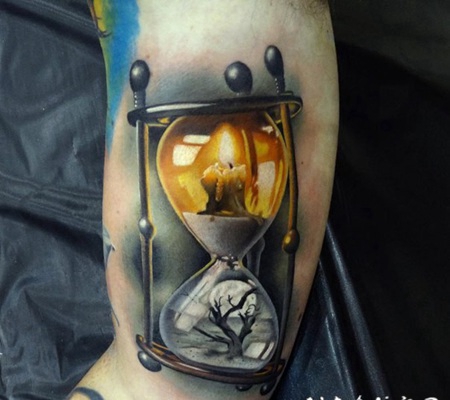 大臂3D彩色逼真的沙漏蜡烛和树纹身图案