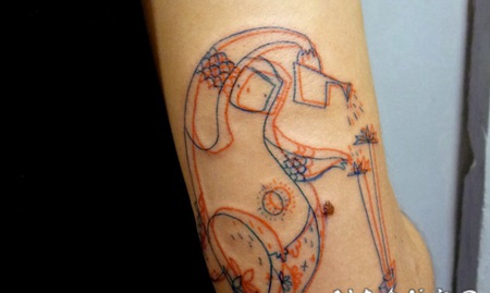 手臂彩色线条的3D神秘生物纹身图案