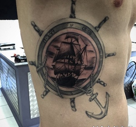 侧肋彩色的船舵与帆船3D纹身图案