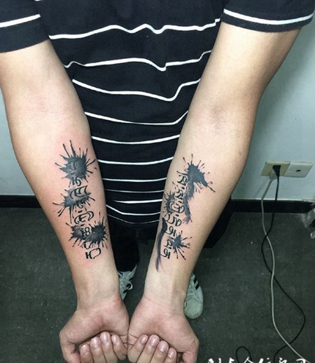 彰显个性，手臂泼墨藏文纹身