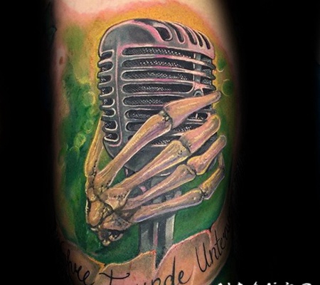 彩色的骨架手和麦克风3D纹身图案