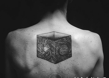 背部黑色的3D风格神秘魔方纹身图案