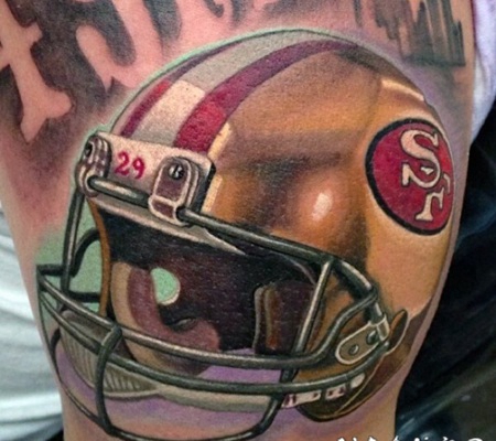 大臂3D风格的美式橄榄球头盔纹身图案