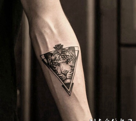 王者风范，手臂几何图形虎头点刺纹身