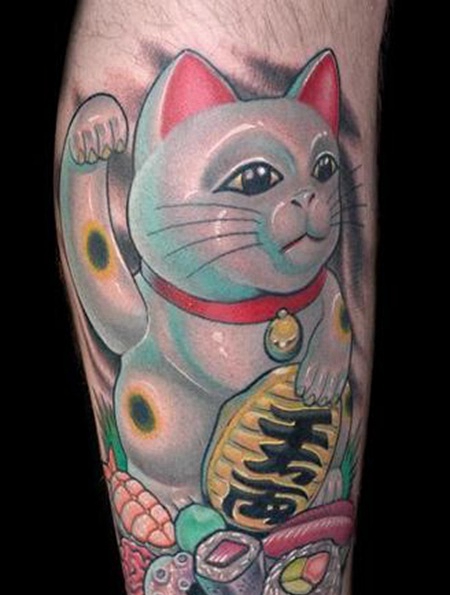 手臂彩色的3D日本招财猫和各种符号纹身图案