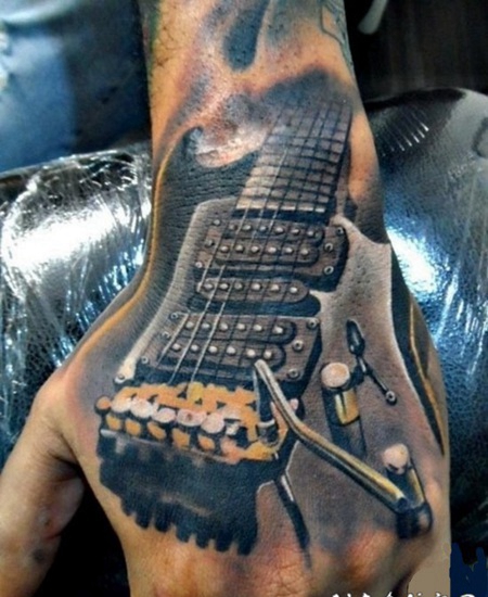 手背3D风格很酷的摇滚吉他纹身图案
