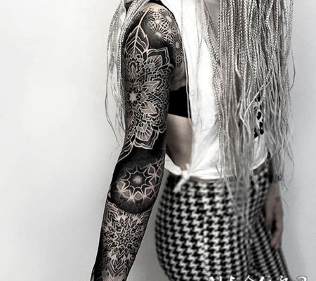 眼花缭乱，酷炫的黑灰图腾花臂刺青