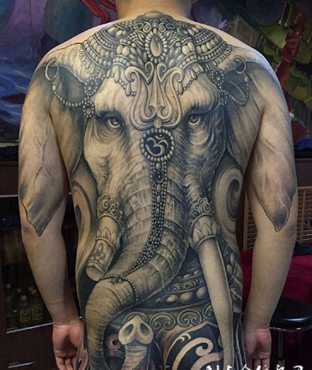 神兽的凝视，大满背大象写实纹身