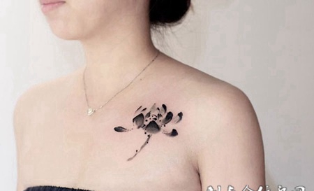 墨染红尘，锁骨处清新优雅的水墨莲花纹身